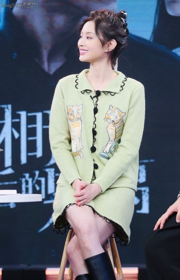 盖玥希穿猫咪图案绿裙腿穿黑皮靴温柔俏皮(6/6)