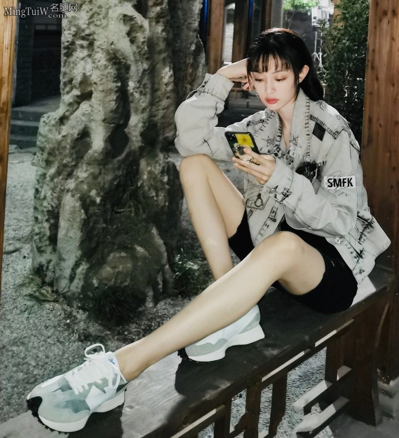 90后女演员盖玥希修长纤细的小腿(1/7)