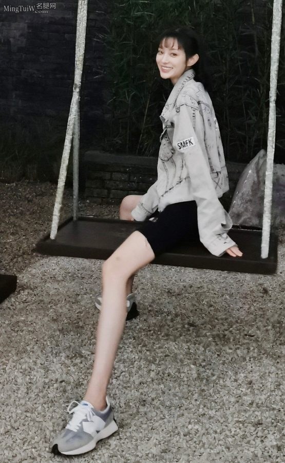 Post-90s actress Ge Yuexi's slender legs(5/7)