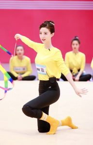 《超新星运动会》郭珺黄色棉袜脚跳艺术体操