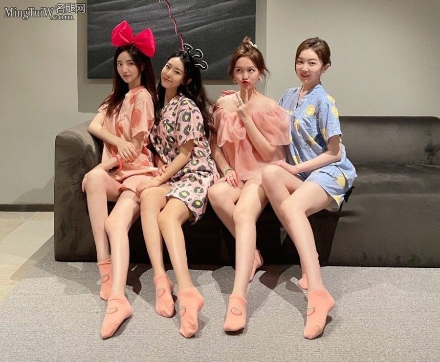 女主持人郭珺和闺蜜们一起秀美腿棉袜脚(1/5)