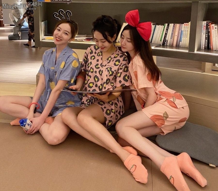 女主持人郭珺和闺蜜们一起秀美腿棉袜脚(2/5)