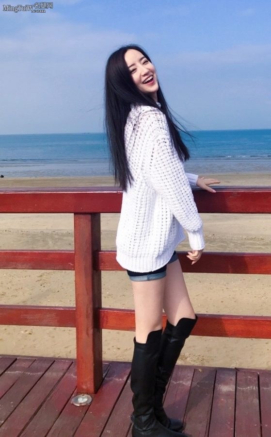 Female anchor Guo Jun has beautiful legs and wears long leather boots to attend the wedding(10/12)