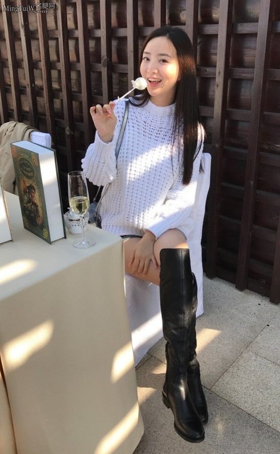 Female anchor Guo Jun has beautiful legs and wears long leather boots to attend the wedding(2/12)