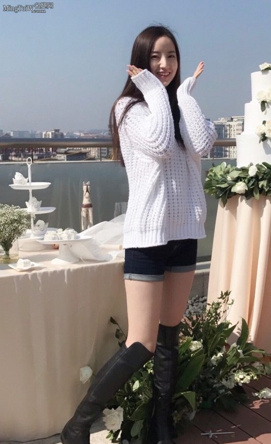 Female anchor Guo Jun has beautiful legs and wears long leather boots to attend the wedding(3/12)