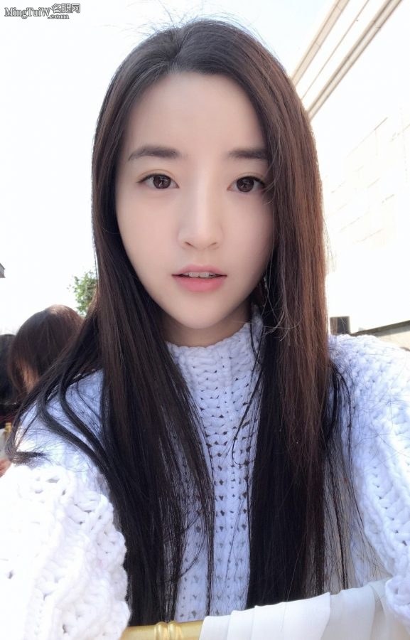 Female anchor Guo Jun has beautiful legs and wears long leather boots to attend the wedding(6/12)