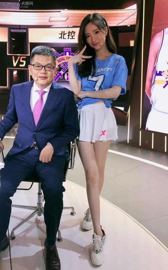 郭珺穿7号球衣主持节目长腿细长(1/3)
