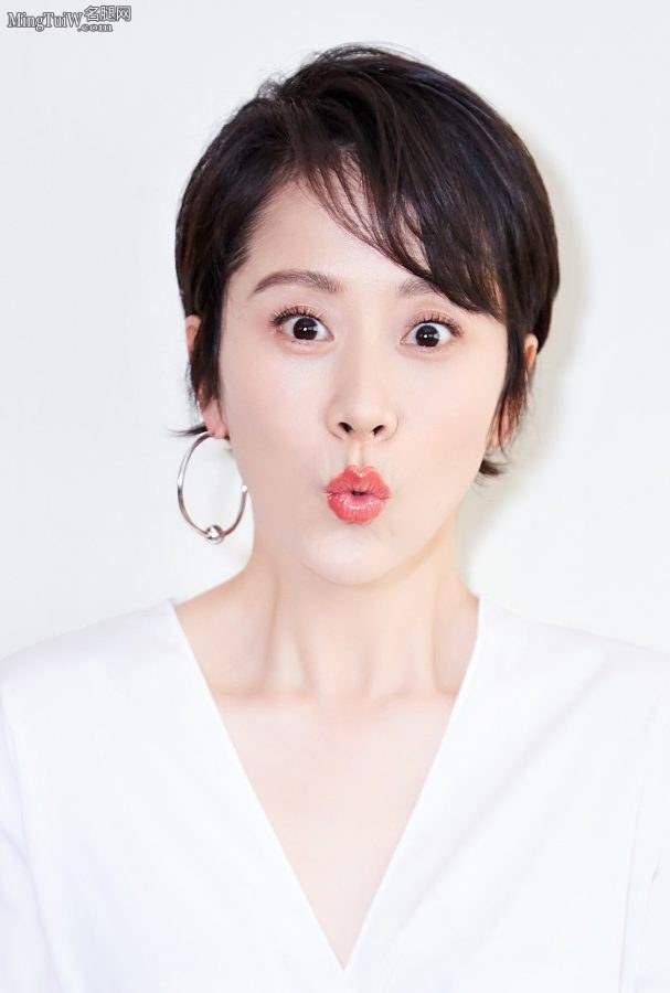 短发气质女明星海清白皙细腻的脚背(2/5)