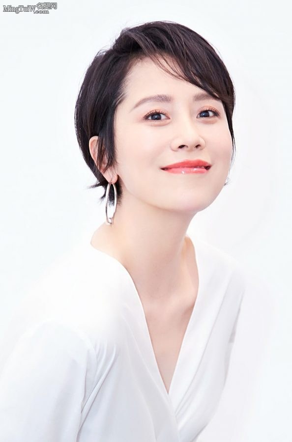 短发气质女明星海清白皙细腻的脚背(3/5)