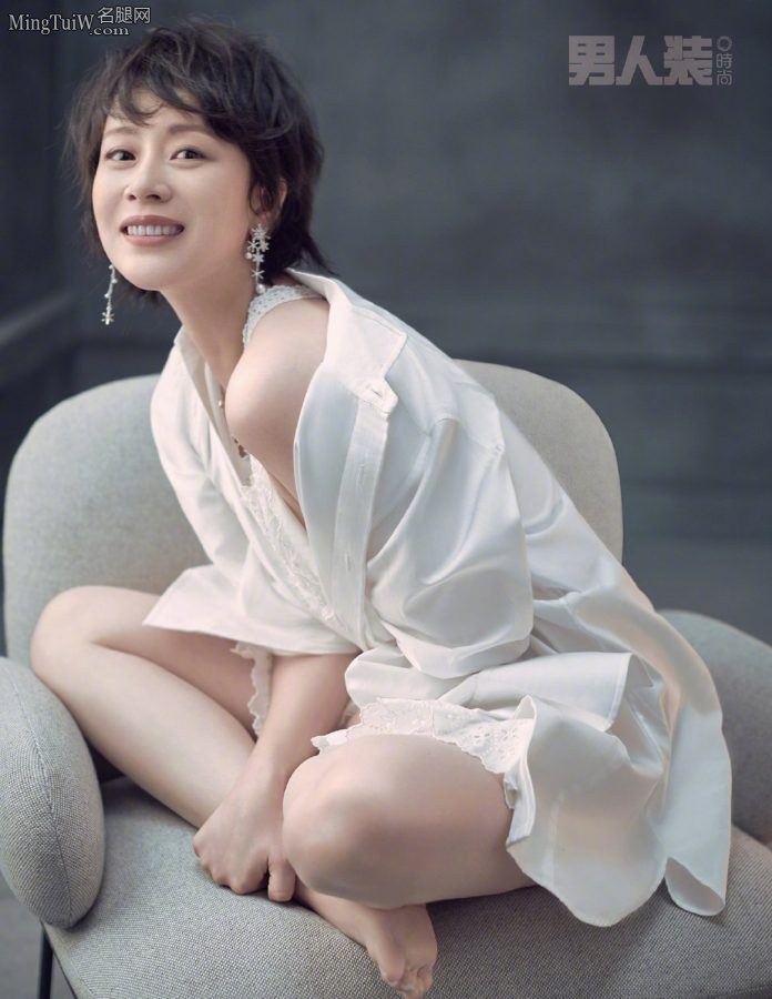 《男人装》海清白衬衫美白腿甜烈如酒(2/6)
