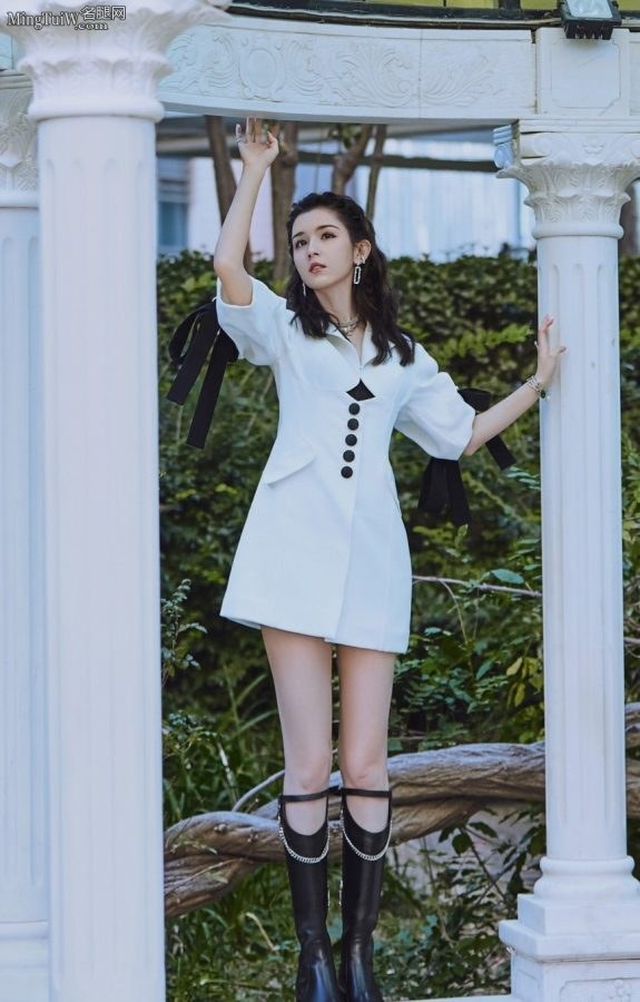 异域风情美女哈妮克孜纤细白皙的美腿(1/5)
