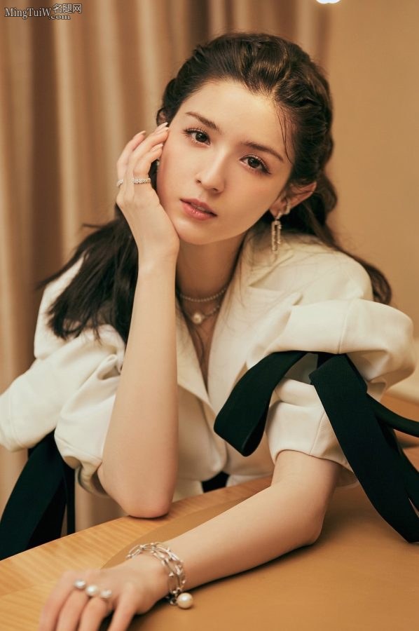 Exotic beauty Hanikezi's slender white legs(3/5)