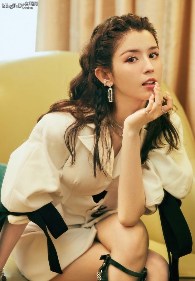 异域风情美女哈妮克孜纤细白皙的美腿(4/5)