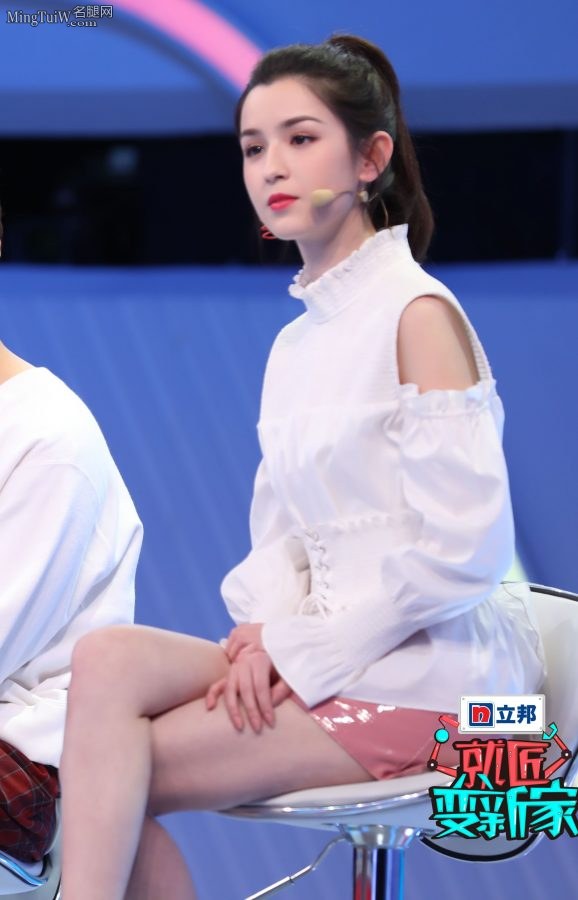哈妮克孜白皙细腿录制节目《就匠变新家》(3/8)