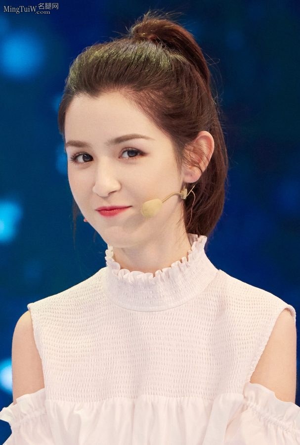 哈妮克孜白皙细腿录制节目《就匠变新家》(6/8)