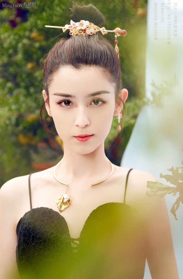 哈妮克孜东方韵味古装打扮玉腿修长(3/3)