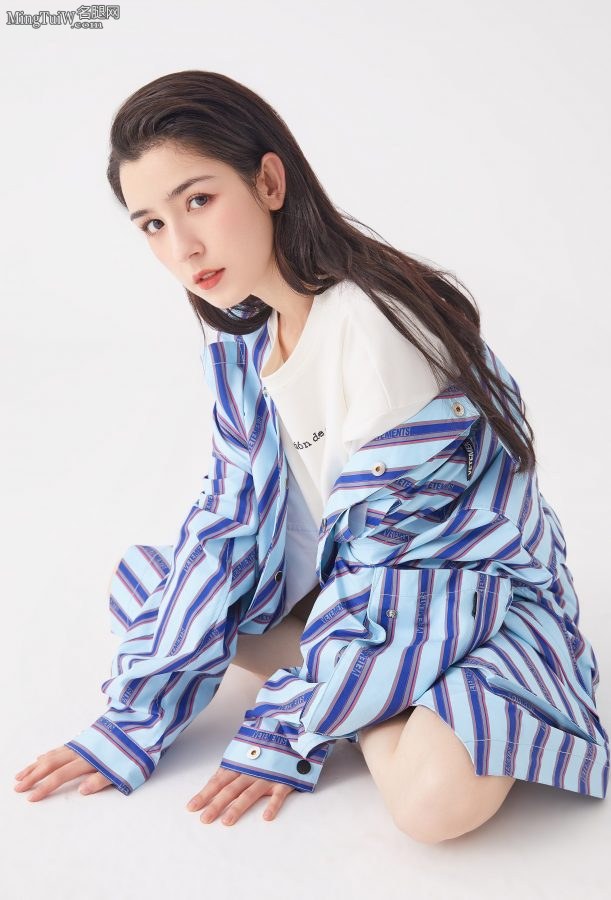 哈妮克孜牛仔热裤美长腿写真(2/2)