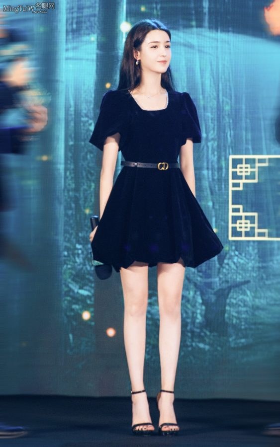 女演员哈妮克孜白皙笔直的美腿宣传电影《赤狐书生》（第2张/共3张）