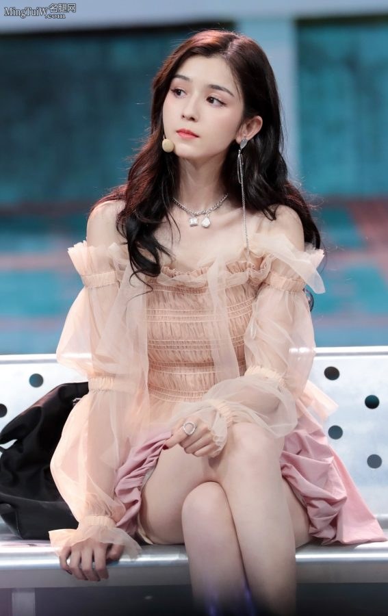 可爱甜甜的小姐姐哈妮克孜翘二郎腿坐姿(2/3)