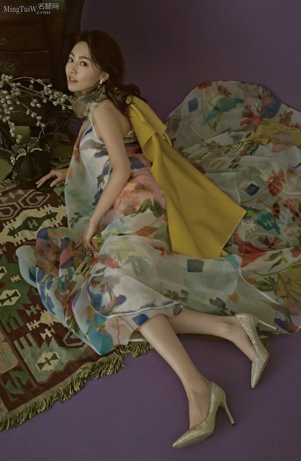 黄梦莹穿花裙《Mars》杂志写真大片（第1张/共2张）