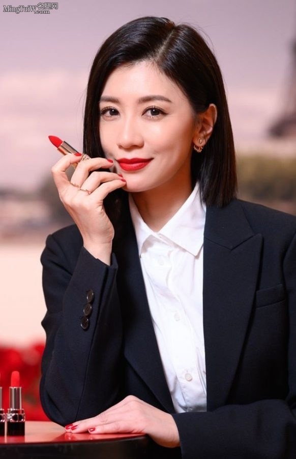 贾静雯脚穿尖头高跟鞋代言唇膏尽显韵味风情(8/8)