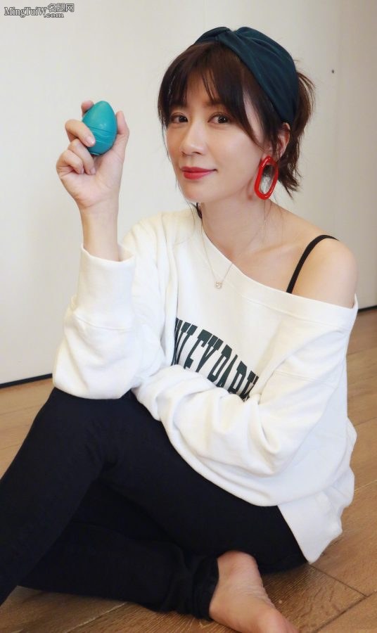 成熟的女星贾静雯居家坐在地板上秀玉足(3/3)