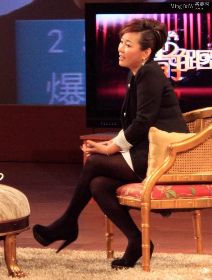 《非常静距离》女主持人李静穿加厚黑丝袜现场照片(1/4)