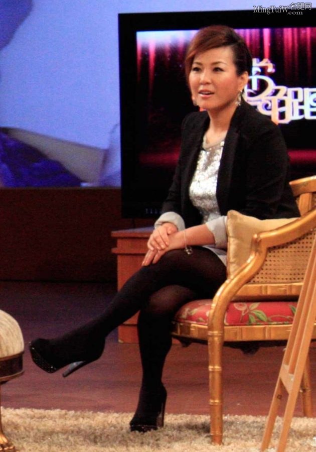 《非常静距离》女主持人李静穿加厚黑丝袜现场照片(2/4)