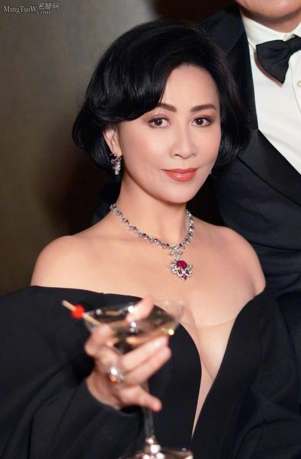 刘嘉玲两颗车大灯那是真亮啊(3/8)