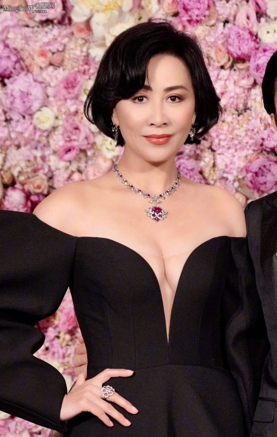刘嘉玲两颗车大灯那是真亮啊(6/8)