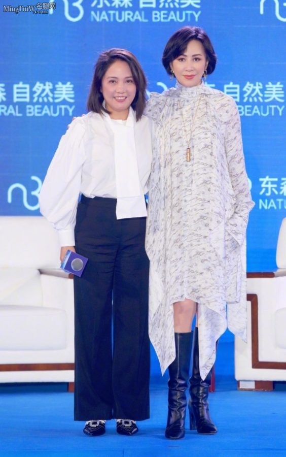 刘嘉玲穿花纹丝袜配皮靴亮相化妆品商业活动(3/4)