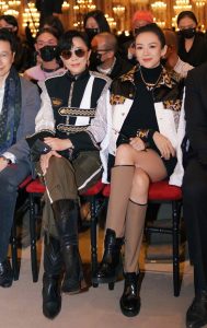 刘嘉玲和章子怡参加LV春夏时装秀，章子怡大腿太美