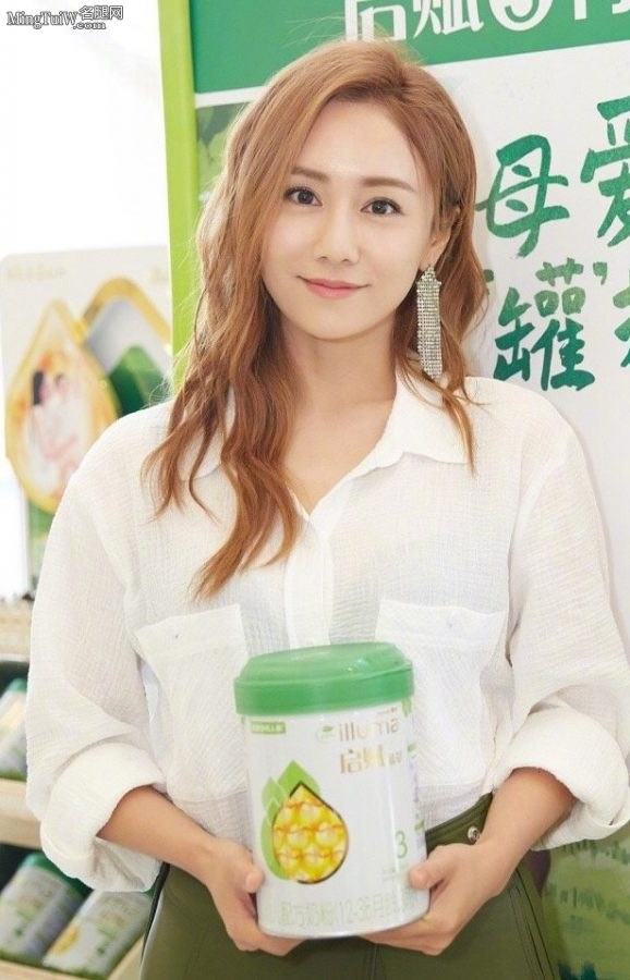长腿女星刘芸代言奶粉活动图(2/2)