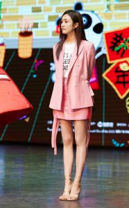 女明星刘芸秀发顺滑穿粉色西服美腿穿凉高跟