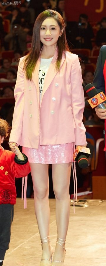 女明星刘芸秀发顺滑穿粉色西服美腿穿凉高跟(3/4)