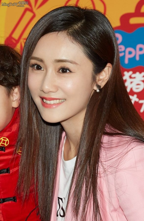 女明星刘芸秀发顺滑穿粉色西服美腿穿凉高跟(4/4)
