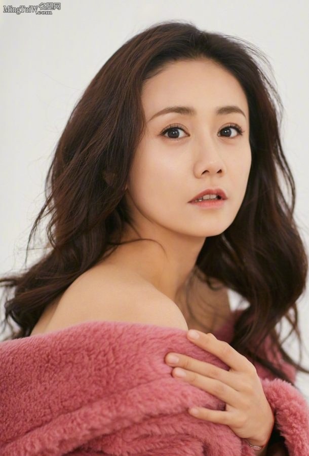 刘芸波浪长发身上裹浴巾秀玉腿美足和香肩(4/4)