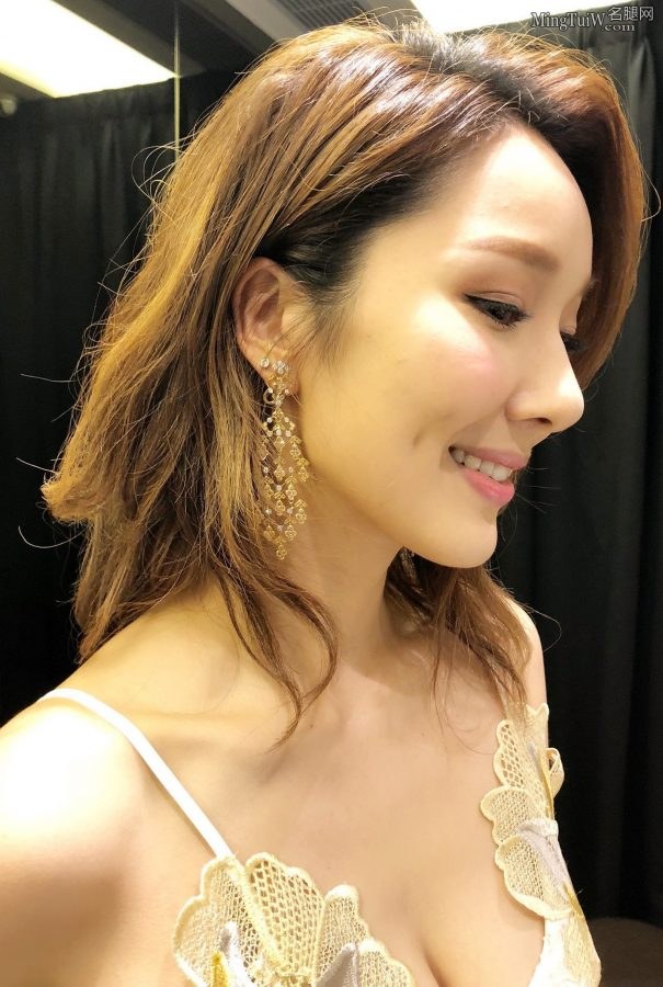 李亚男身穿吊带低胸白裙脚踩白色尖头高跟出席商业活动(3/3)