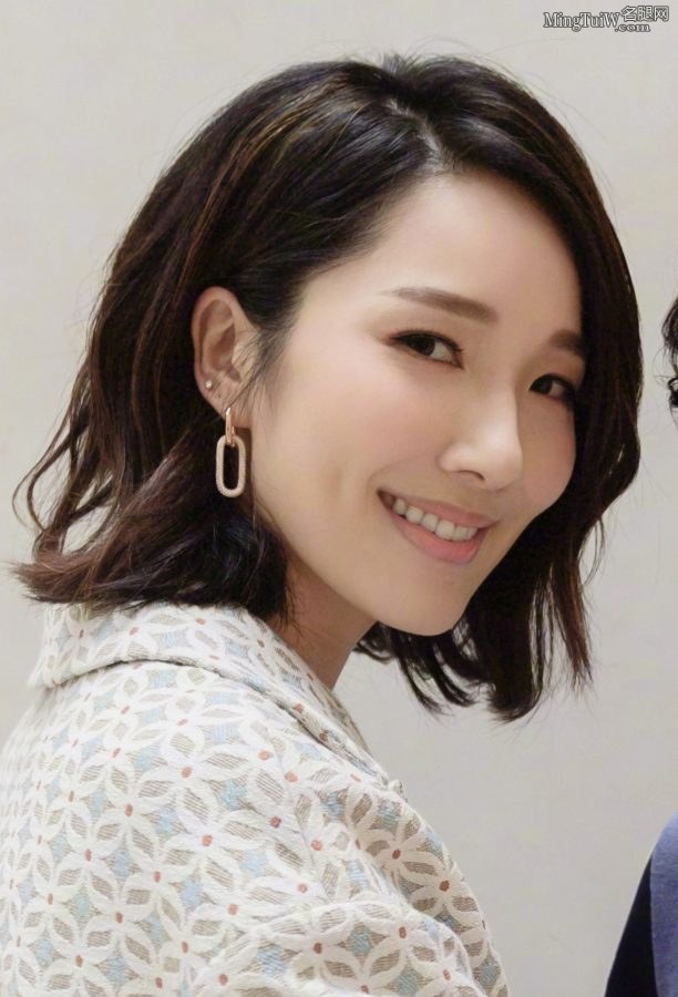 身材高挑气质御姐李亚男匀称的美腿(2/5)