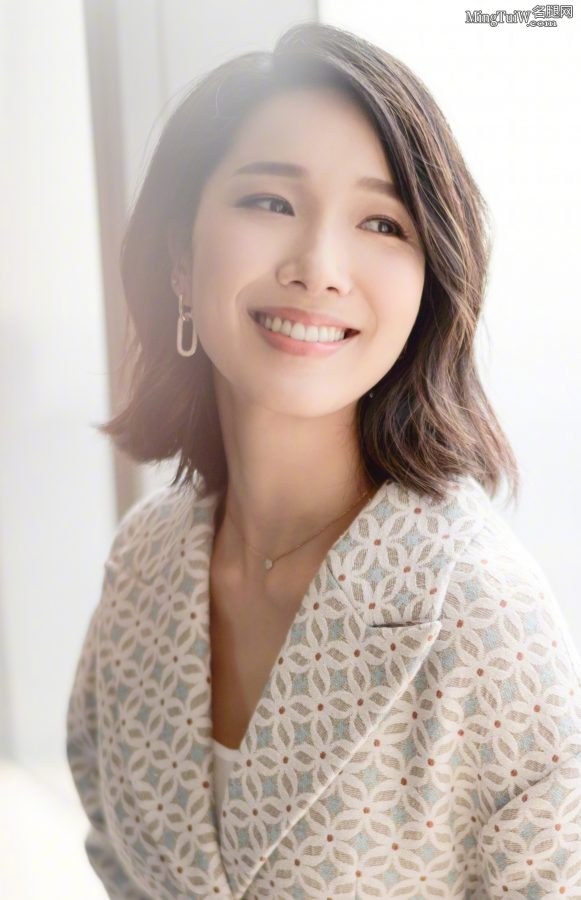 The tall and elegant lady Li Yanan has well-proportioned legs(4/5)