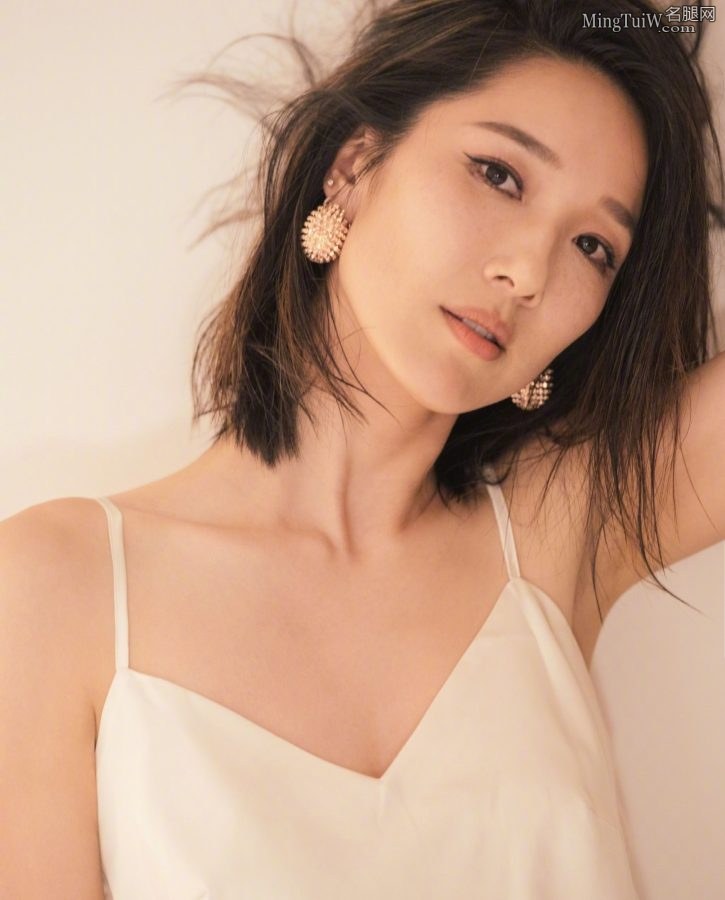 李亚男居家刚洗完澡穿吊带睡衣拍写真(4/6)