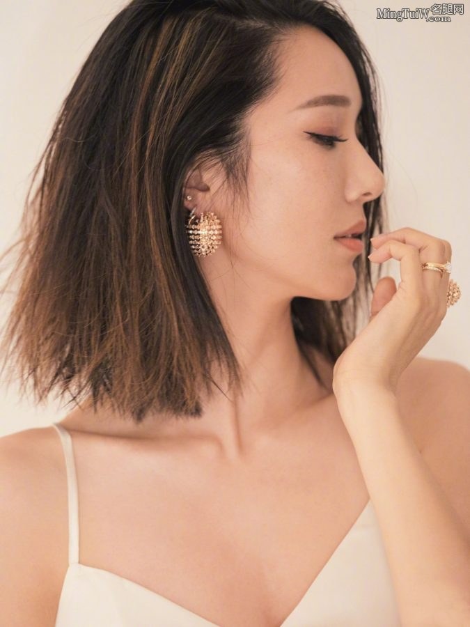 李亚男居家刚洗完澡穿吊带睡衣拍写真(6/6)