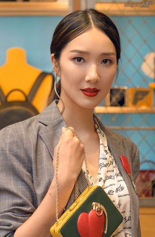 李亚男玉足穿简约凉鞋亮相美丽动人(2/5)