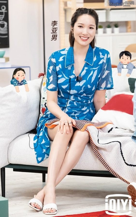 综艺节目《做家务的男人》李亚男玉腿美足出镜(3/5)