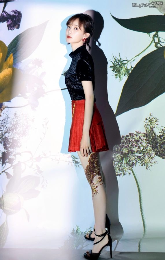 Li Yitong's straight thin legs were projected on thin-heeled sandals(1/2)