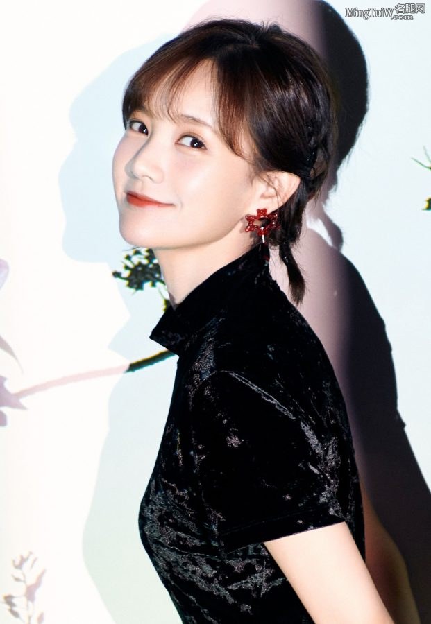 Li Yitong's straight thin legs were projected on thin-heeled sandals(2/2)