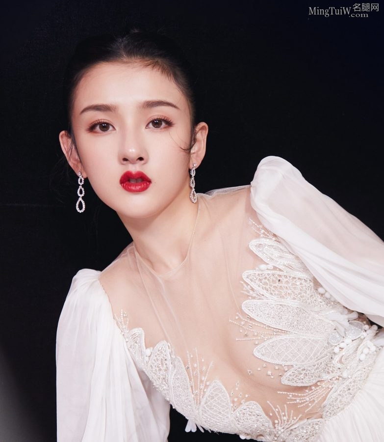 宋祖儿穿白天鹅礼服展示东西两半球(2/5)