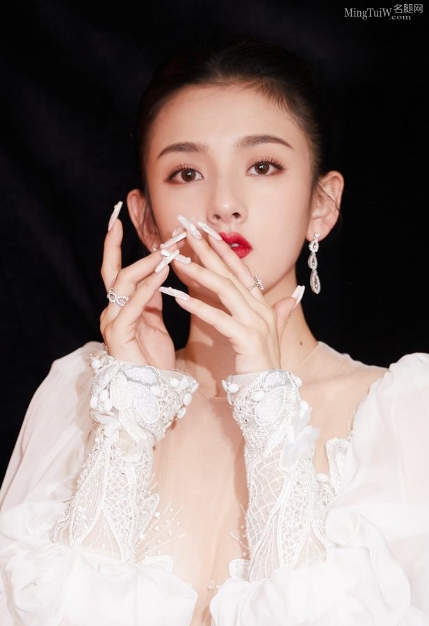 宋祖儿穿白天鹅礼服展示东西两半球(3/5)