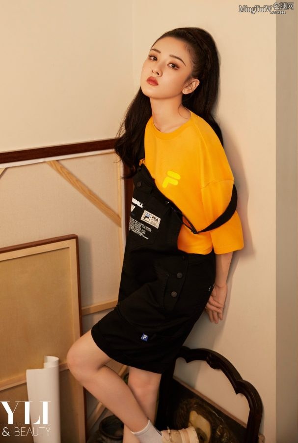 宋祖儿登上《瑞丽》时尚杂志封面如油画美少女(3/6)