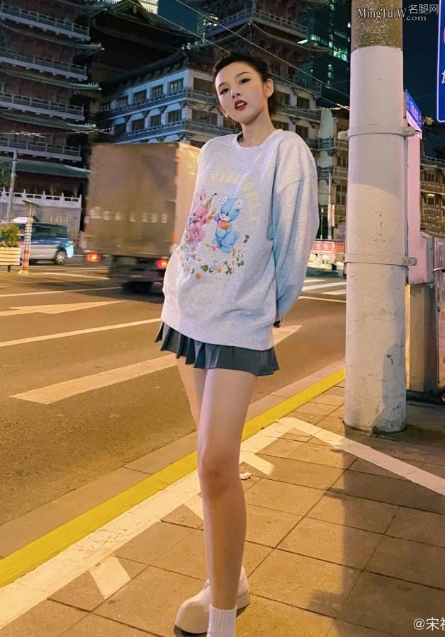 夜晚路灯杆下可爱妹子宋祖儿匀称的美腿(2/3)